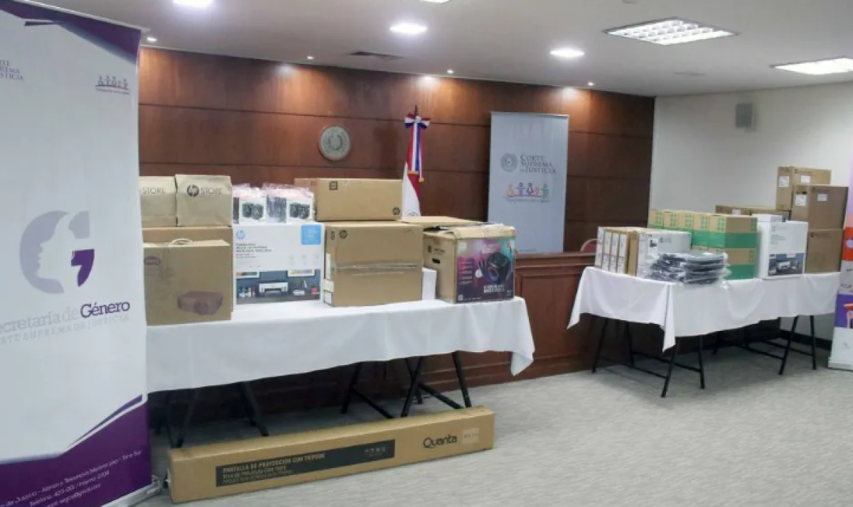 AECID dona equipos informáticos a la Secretaría de Género de la Corte